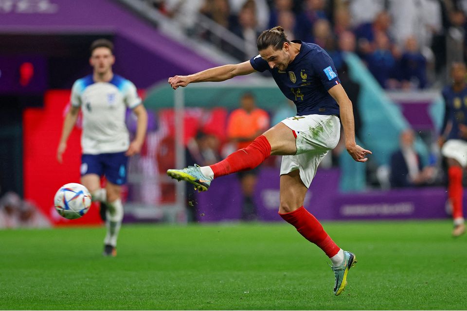 découvrez les turbulences entourant adrien rabiot et son histoire avec le vestiaire de l'olympique de marseille. plongée au cœur de la dynamique d'équipe et des relations au sein du club phocéen.