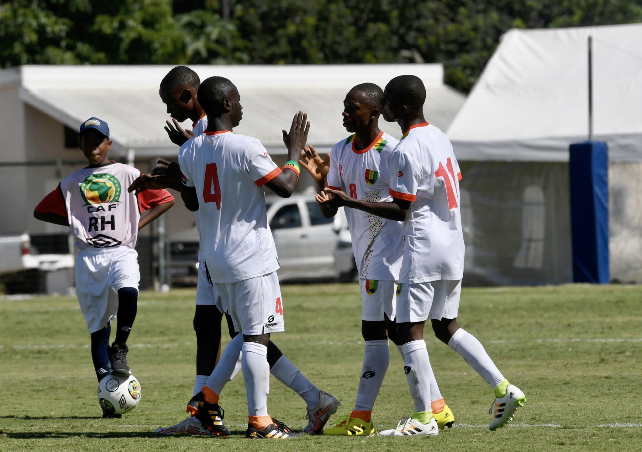 découvrez l'actualité du football en guinée, les performances des équipes locales, les joueurs vedettes et les compétitions nationales. restez informé sur les dernières nouvelles et analyses du monde du football guinéen.