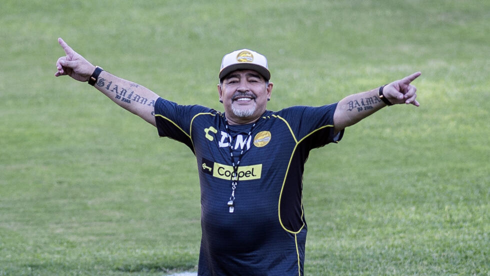 découvrez le transfert emblématique du corps de diego maradona vers son mausolée, un hommage puissant à la légende du football argentin. revivez les moments marquants et l'impact de ce grand champion qui a touché le cœur de millions de fans à travers le monde.