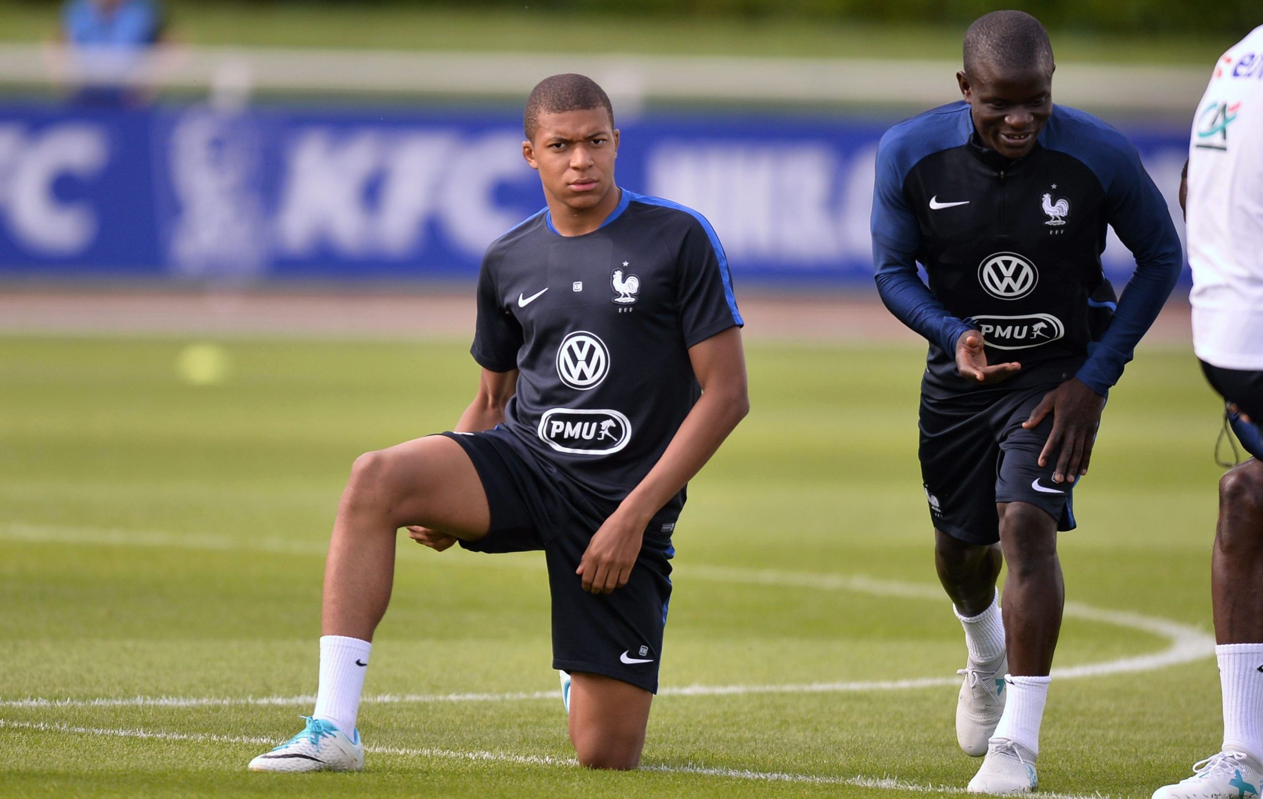 découvrez les dernières actualités et analyses sur les transferts football, les rumeurs, les mouvements de joueurs et les impacts sur les équipes. restez informé des meilleures affaires et des stratégies des clubs pour renforcer leur effectif.