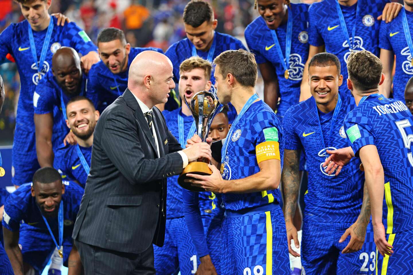 découvrez l'impact de la législation européenne sur les transferts de joueurs dans le monde du football, analysé à travers le prisme de la fifa. une exploration essentielle pour comprendre les enjeux réglementaires du sport moderne.