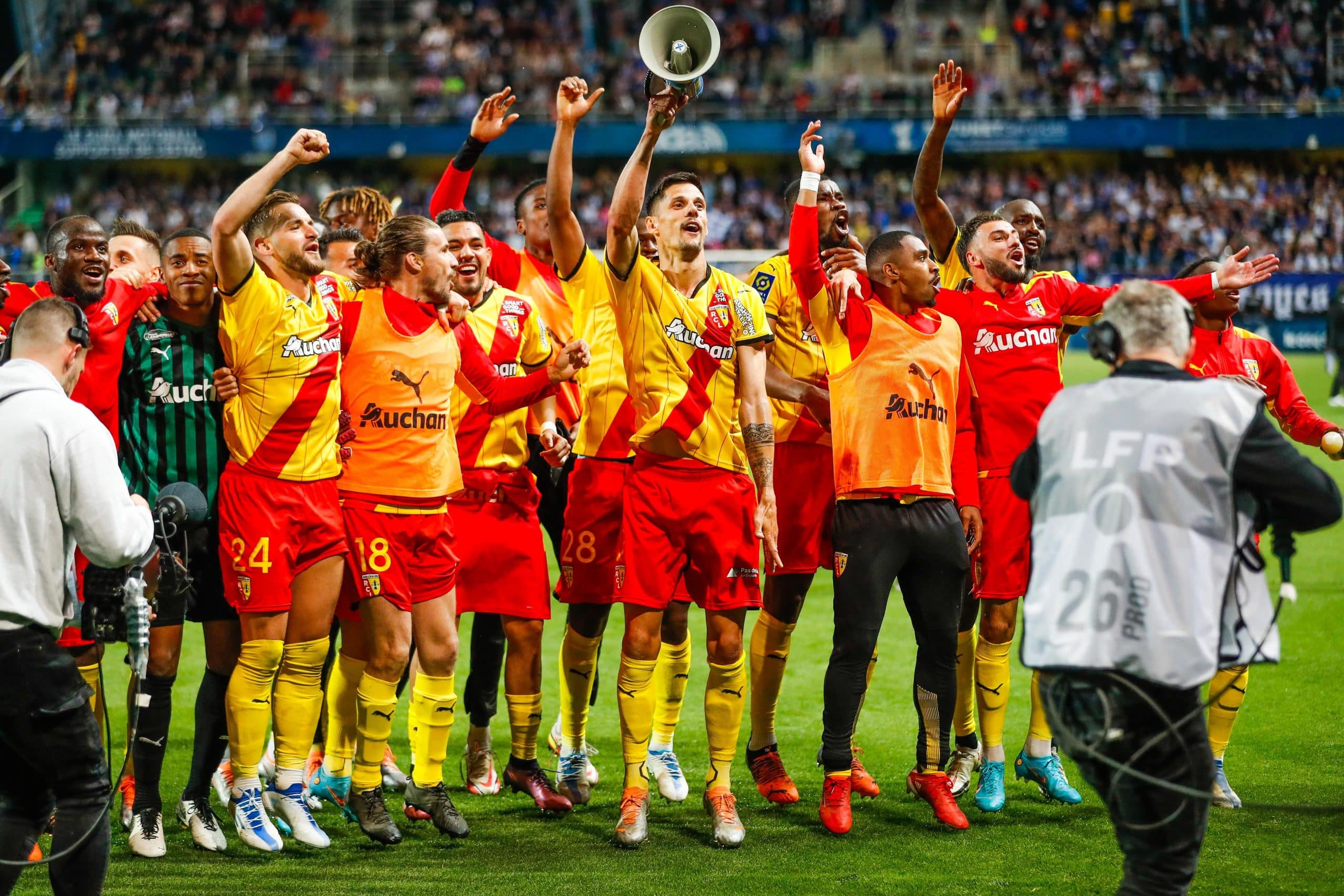 découvrez tout sur les transferts de football et les enjeux des clubs et joueurs dans l'univers du sport. suivez l'actualité des marchés, les rumeurs de transferts et les analyses des meilleures transactions pour ne rien manquer sur la scène footballistique.
