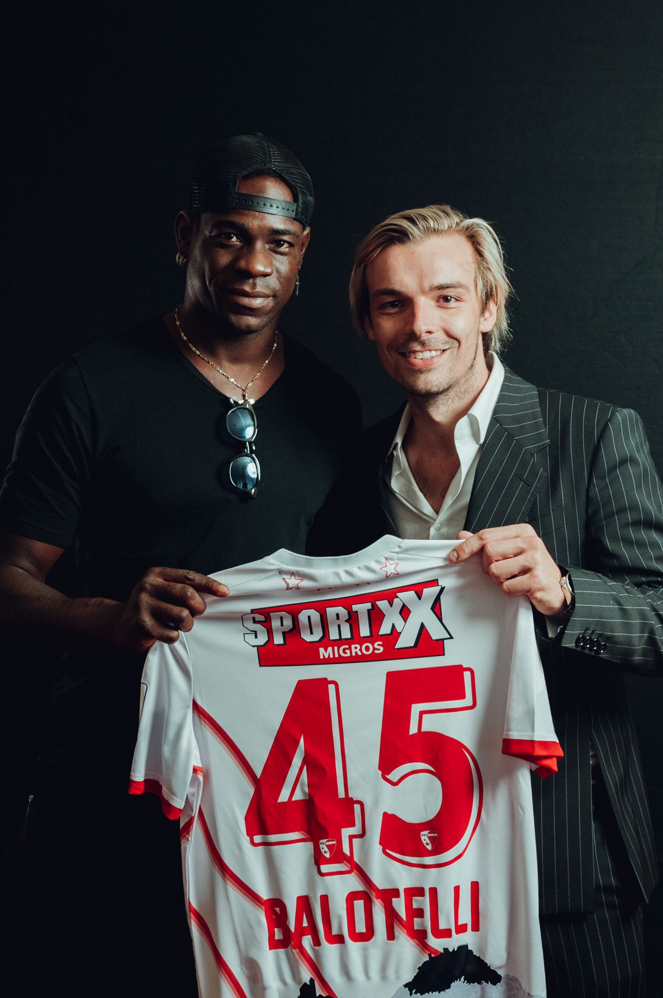 découvrez la signature de mario balotelli au genoa, un transfert qui ravive l'excitation des supporters et promet de nouvelles aventures sur le terrain pour l'attaquant talentueux. plongez dans les détails de ce transfert marquant et les attentes qu'il suscite!