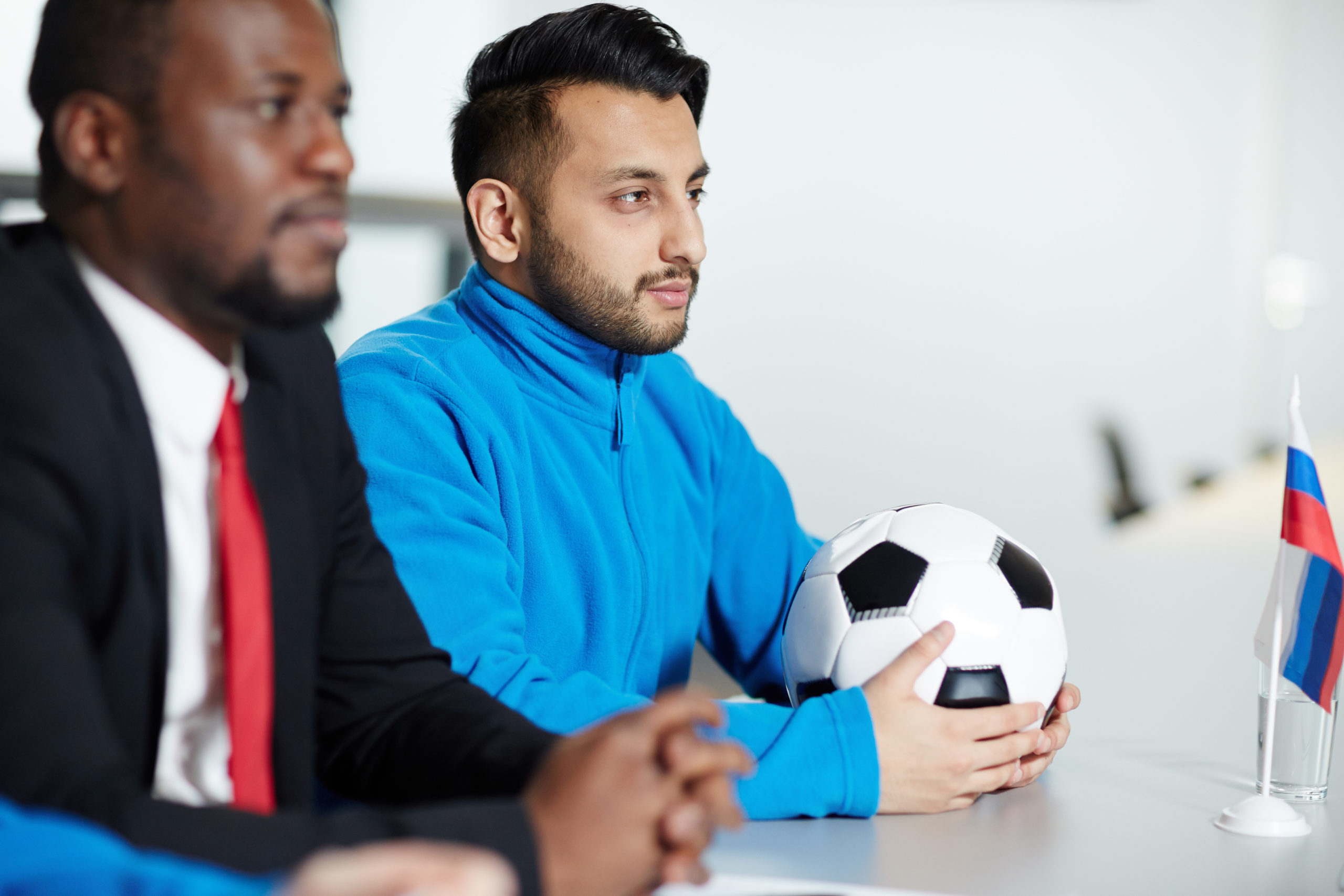découvrez tout sur les transferts football : actualités, analyses, rumeurs et transactions officielles du monde du football. suivez les mouvements des joueurs et les stratégies des clubs pour rester informé des dernières tendances du marché des transferts.
