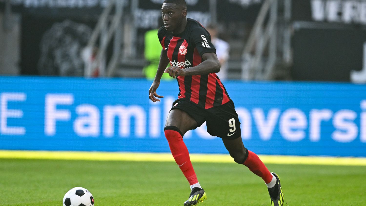 découvrez les derniers développements concernant le départ de randal kolo muani vers le psg. analysez les impacts de ce transfert sur l'équipe et les réactions des fans.
