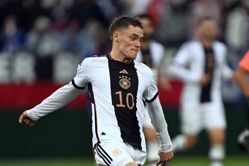 découvrez les détails du transfert record de 100 millions d'euros du psg, une opération qui marque un tournant dans le monde du football. analyse des implications sportives et économiques.