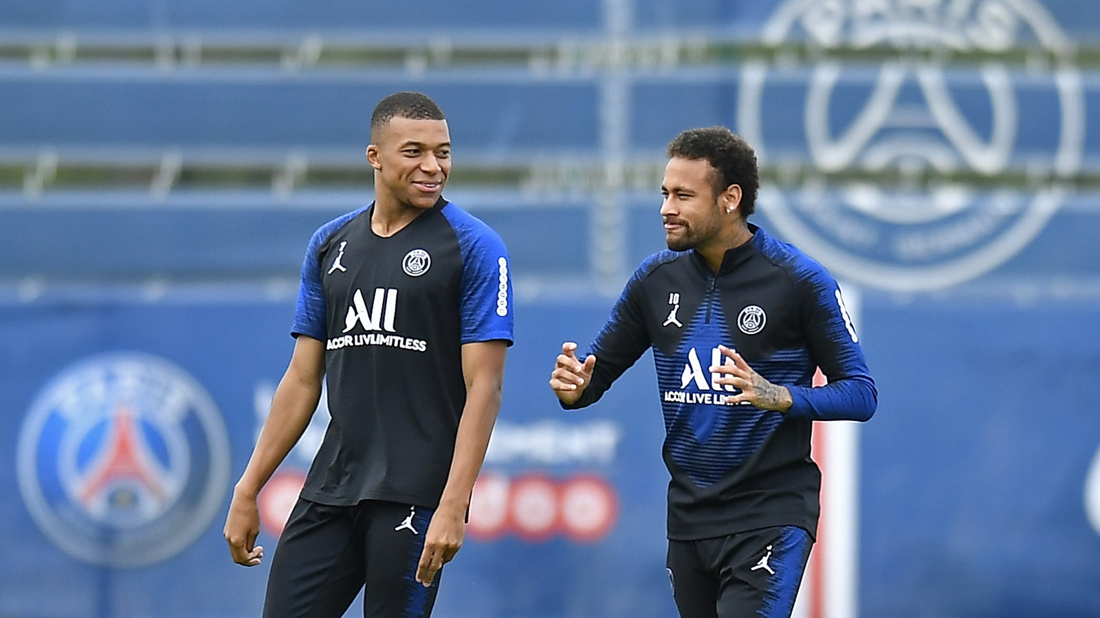 découvrez le dernier transfert inattendu du paris saint-germain qui fait sensation ! plongez dans les détails de cette surprise qui pourrait bouleverser l'équipe et redéfinir la saison. ne manquez pas les analyses et les réactions autour de ce coup de théâtre.