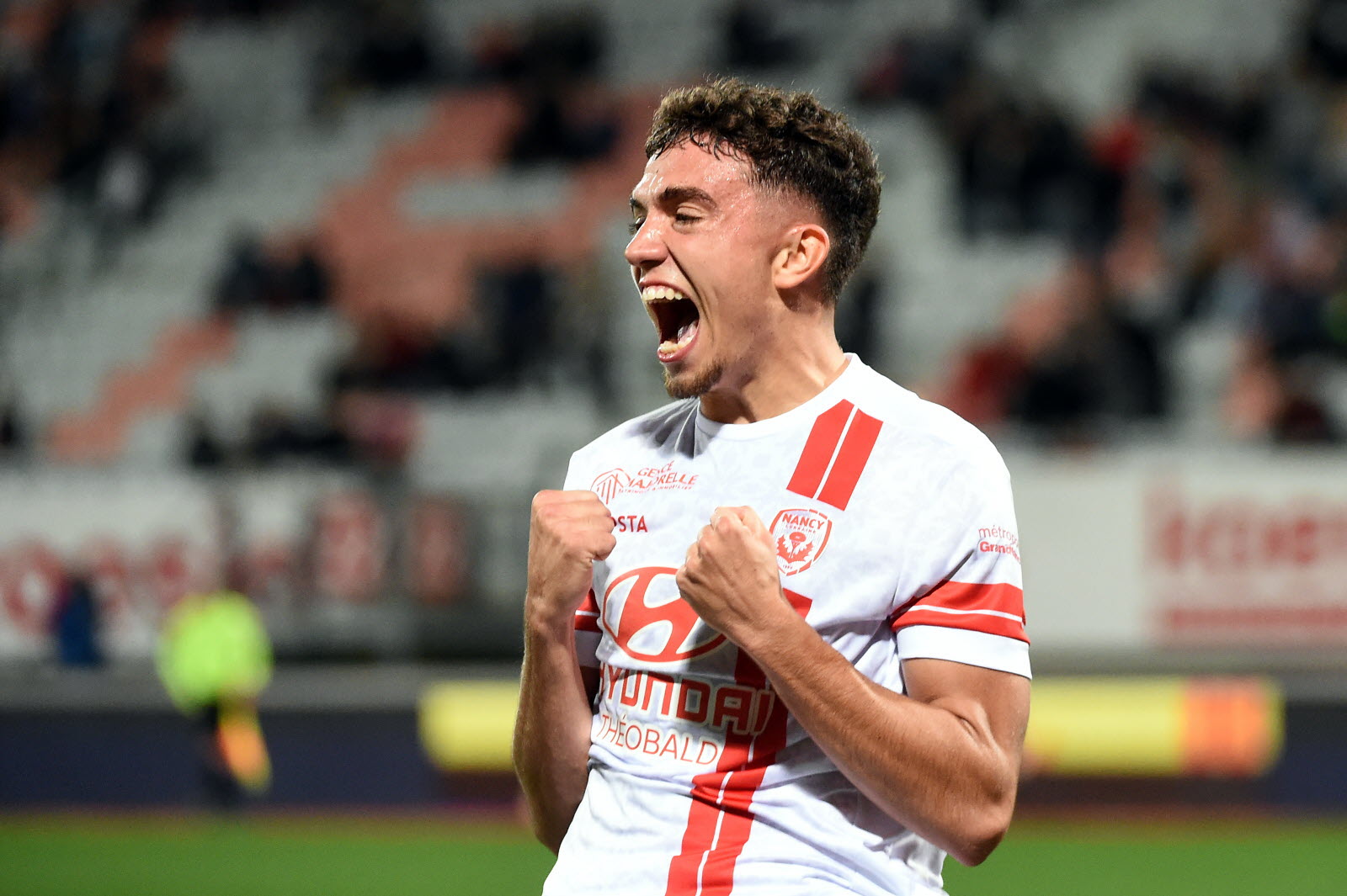 découvrez les dernières nouvelles concernant la blessure d'aynaoui et les implications pour son transfert. analyse des conséquences sportives et financières d'un potentiel changement de club.
