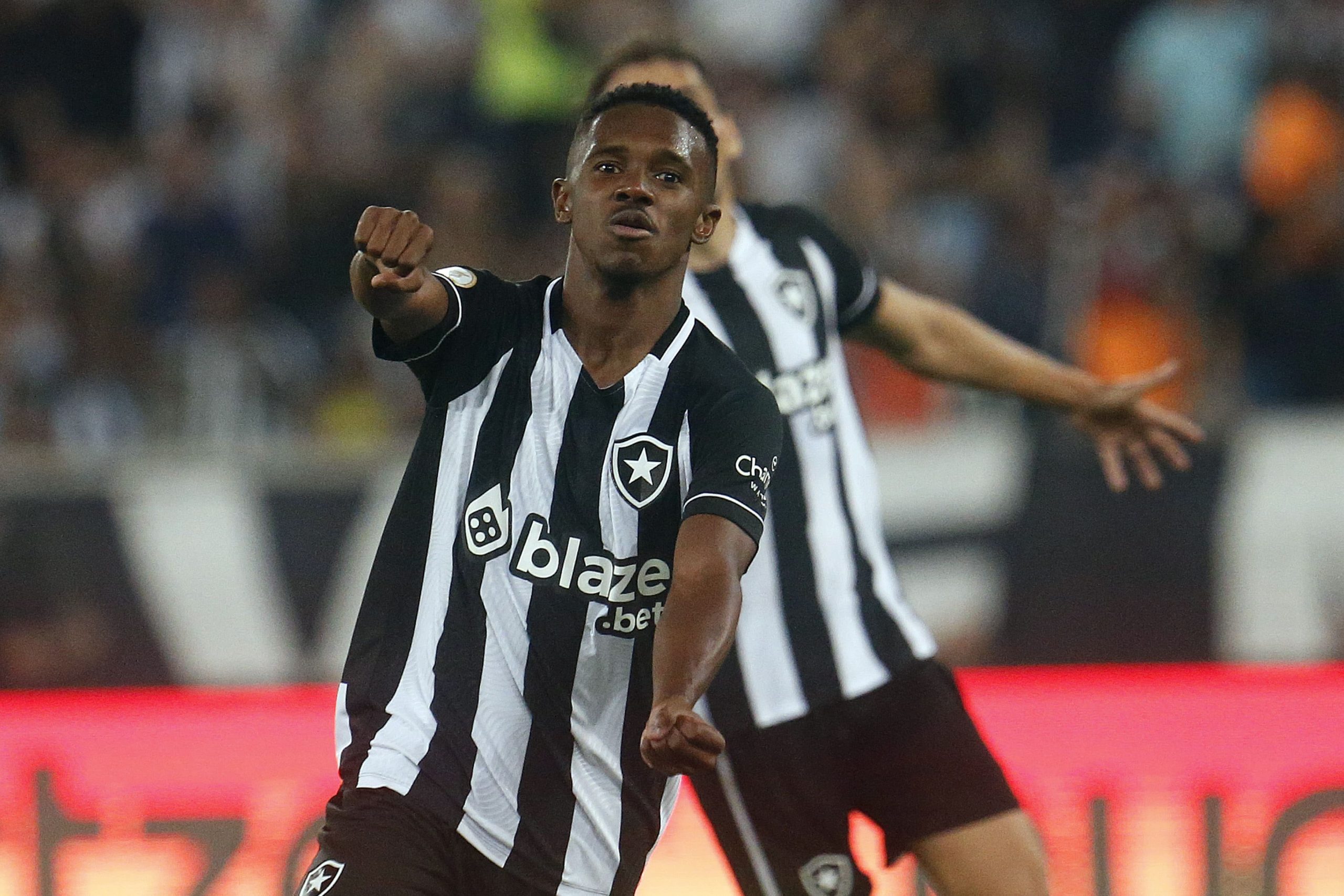 découvrez l'arrivée de jeffinho au botafogo ! suivez ses premiers pas dans le club emblématique et les attentes autour de ce nouveau talent qui promet d'apporter sa créativité et sa passion sur le terrain.