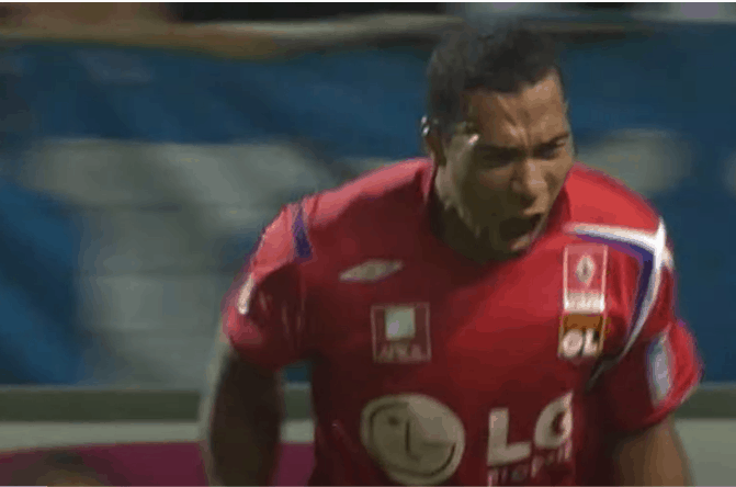 découvrez le départ marquant de caqueret qui quitte l'olympique lyonnais pour rejoindre le club de côme. un tournant dans sa carrière qui soulève des interrogations et des espoirs pour l'avenir.