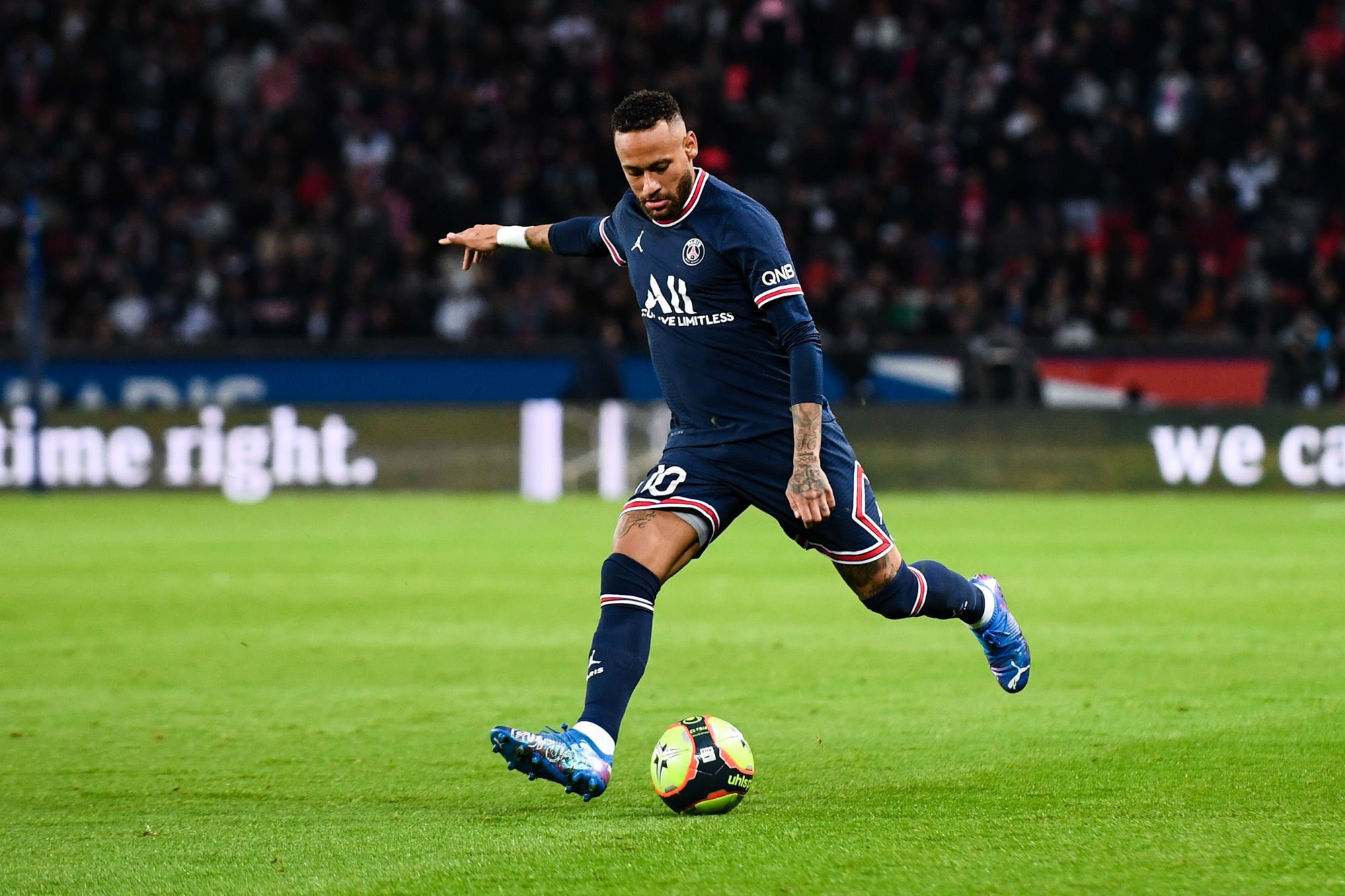 découvrez les dernières informations et analyses sur le transfert de neymar au paris saint-germain. suivez les enjeux, les coulisses et les réactions autour de cette transaction majeure du football qui a captivé les fans du monde entier.