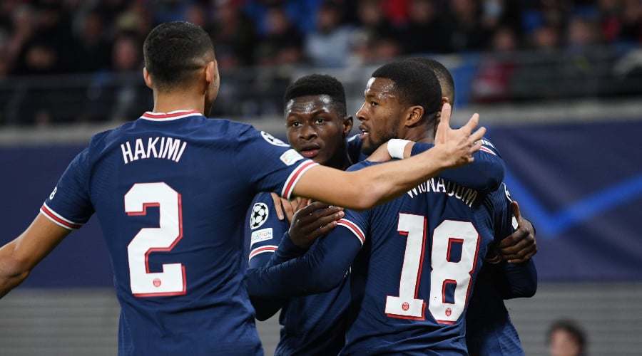 découvrez les enjeux du conflit autour du transfert au psg, les acteurs impliqués et les conséquences sur la saison sportive. plongée au cœur des tensions qui agitent le club parisien et son avenir.