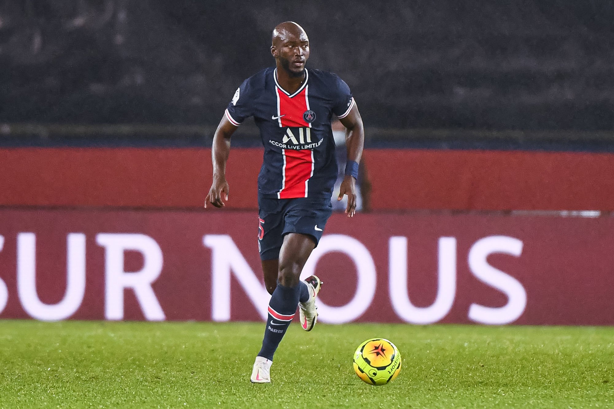 découvrez les dernières nouvelles sur le départ d'une recrue du psg. suivez les évolutions de l'équipe et les transferts en cours pour rester informé sur les changements au sein du club parisien.