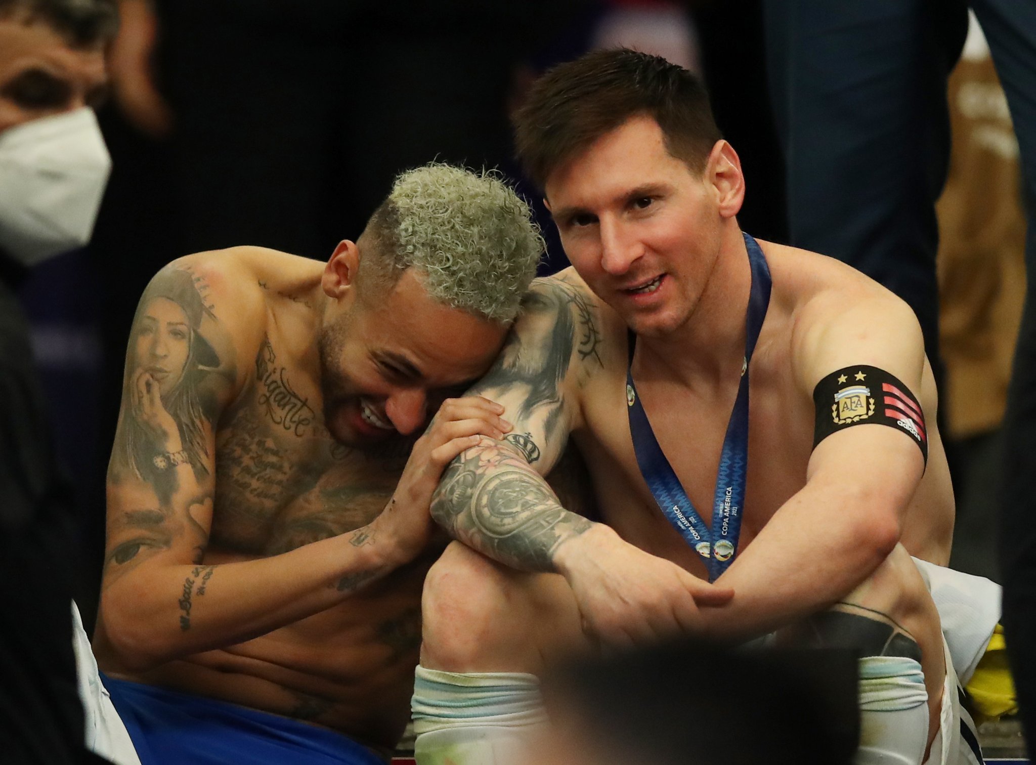 découvrez l'incroyable duo neymar et messi, deux des plus grands joueurs de football au monde, qui ont enchanté les terrains par leur complicité et leurs performances exceptionnelles. plongez dans leur parcours, leurs statistiques et les moments forts qui ont marqué l'histoire du football.