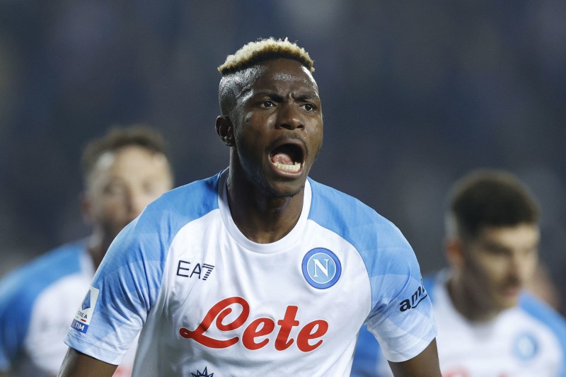 le talentueux attaquant victor osimhen fait le grand saut et rejoint arsenal, promettant de renforcer l'attaque des gunners. découvrez les détails de ce transfert captivant et son impact potentiel sur la saison à venir.