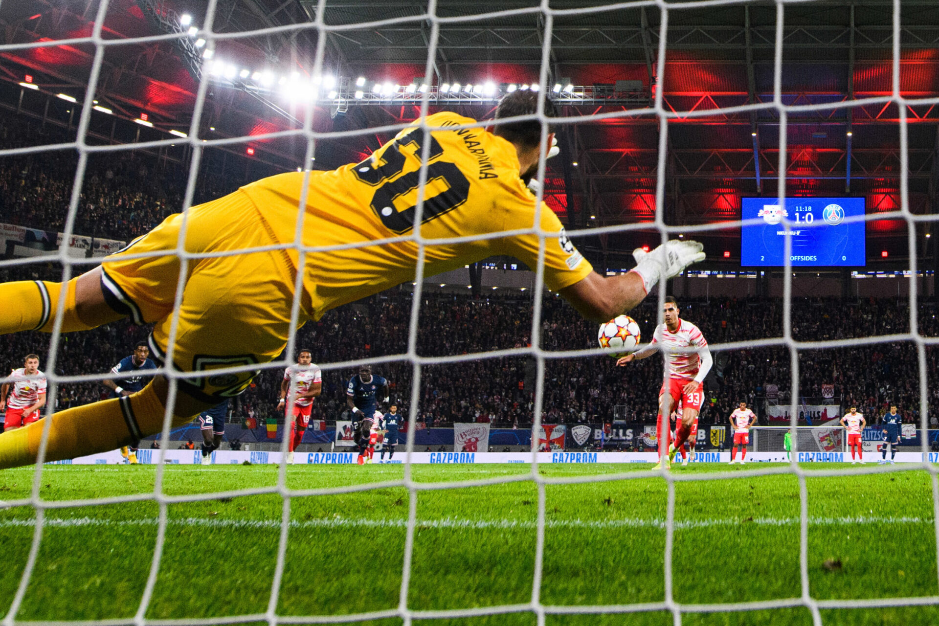 découvrez l'engagement de gianluigi donnarumma en tant que gardien du paris saint-germain. analysez son impact sur l'équipe, ses performances clés, et son rôle crucial dans le soutien aux ambitions du club. suivez l'évolution de ce talent exceptionnel et son dévouement envers le psg.