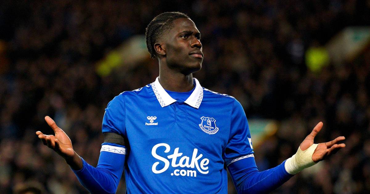 everton se lance dans la course pour signer le jeune talent solomon avec une offre de 20 millions de livres. découvrez les détails de ce transfert potentiel et son impact sur l'équipe.