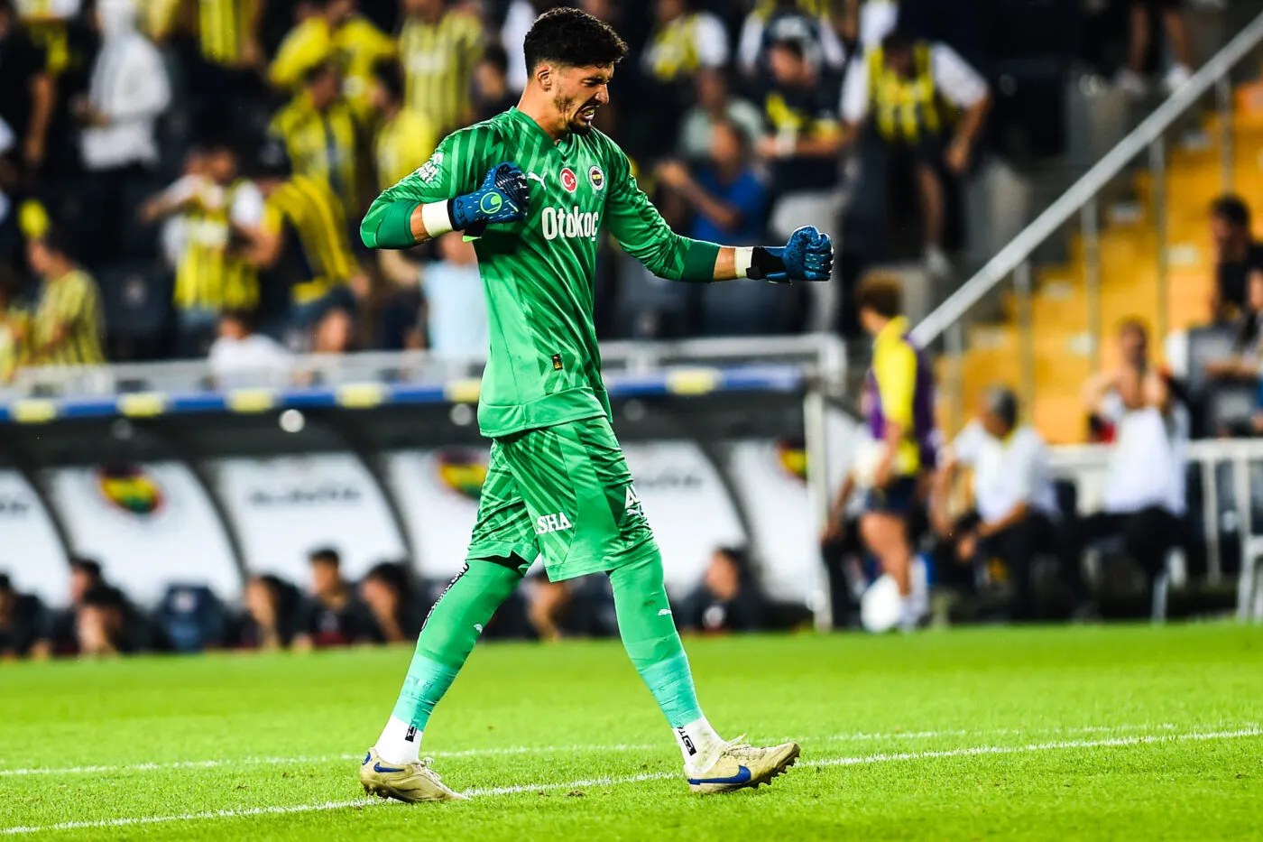 découvrez le dernier transfert de manchester united avec le recrutement de yildiz, un jeune talent prometteur. suivez les détails de cette signature et les conséquences pour l'équipe dans la saison à venir.