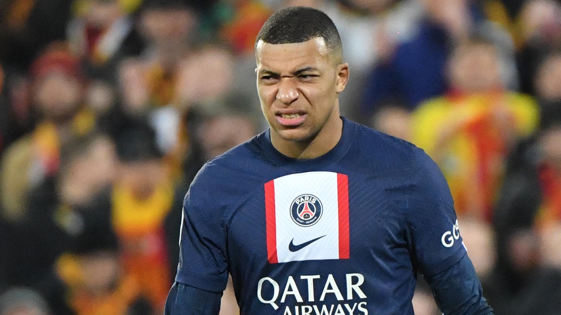 découvrez les dernières actualités sur le transfert potentiel de kylian mbappé vers le club dirigé par zinedine zidane. analyse des implications sportives et financières de cette transaction qui pourrait bouleverser le monde du football.