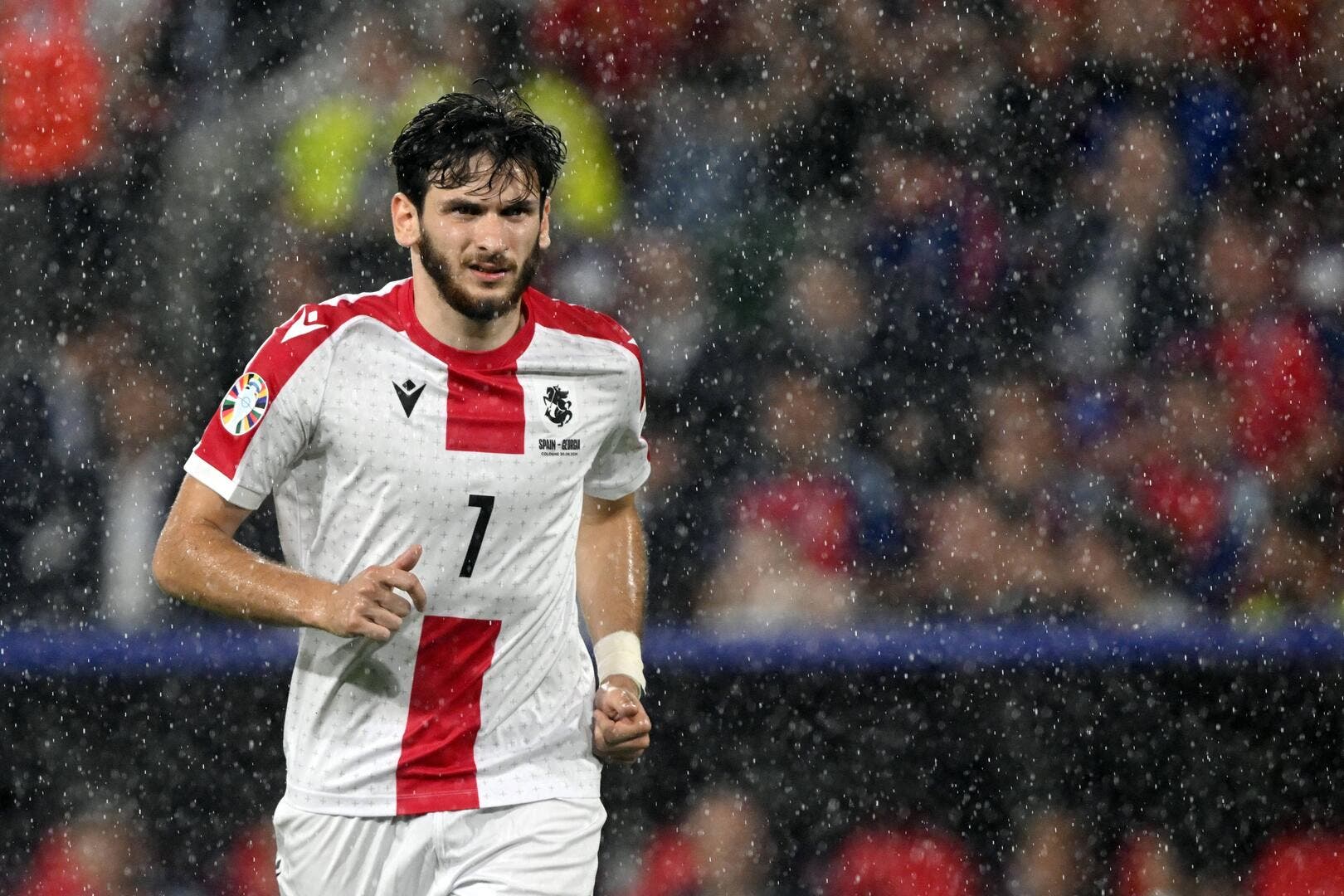 découvrez les dernières nouvelles concernant le transfert de khvicha kvaratskhelia, l'ailier géorgien qui fait sensation sur le terrain. suivez son parcours et les rumeurs entourant son avenir dans le football.