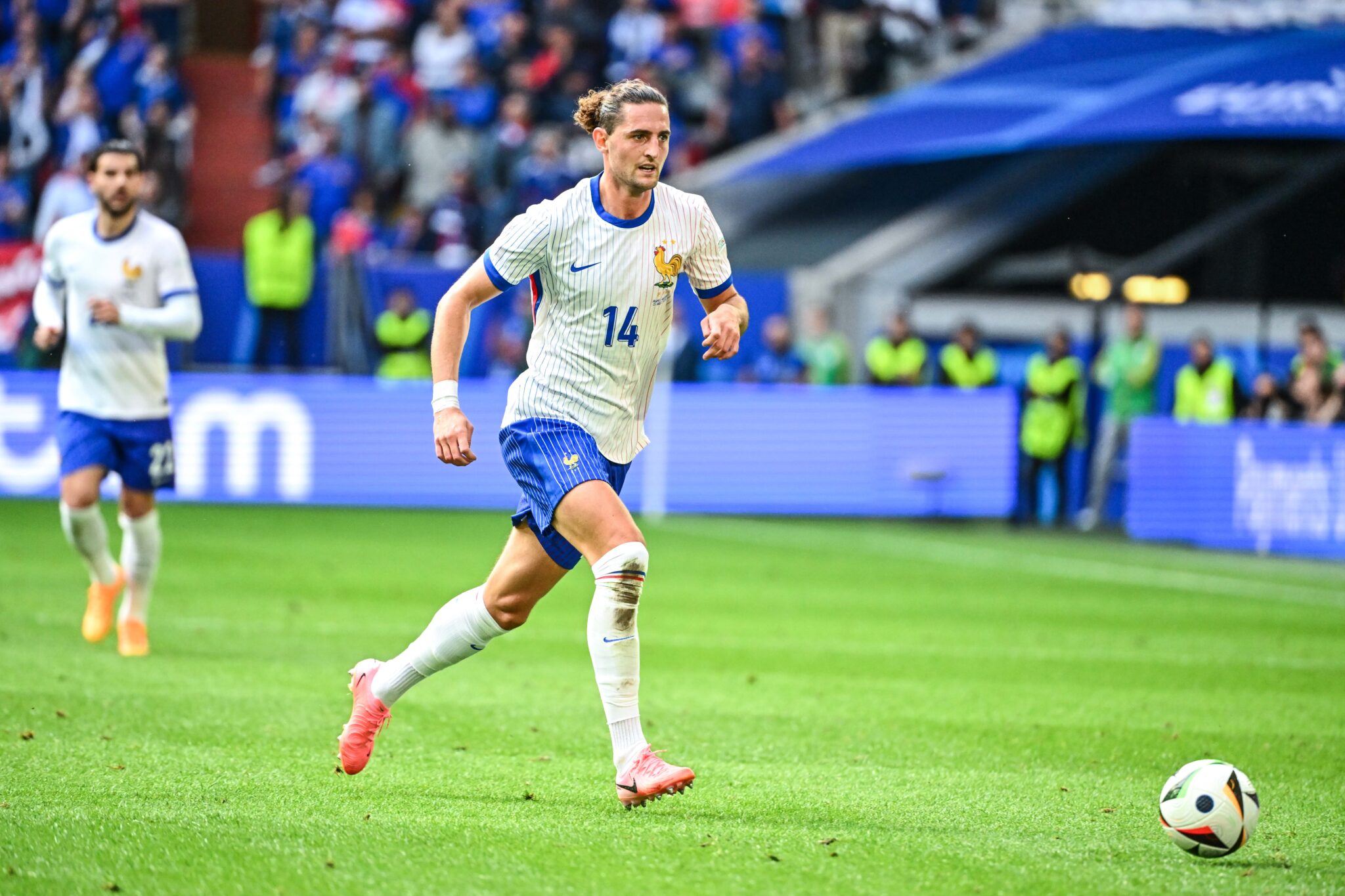 découvrez les dernières nouvelles sur le transfert d'adrien rabiot vers l'olympique de marseille. analyse des enjeux, réactions et perspectives de ce mouvement sur le marché des transferts.