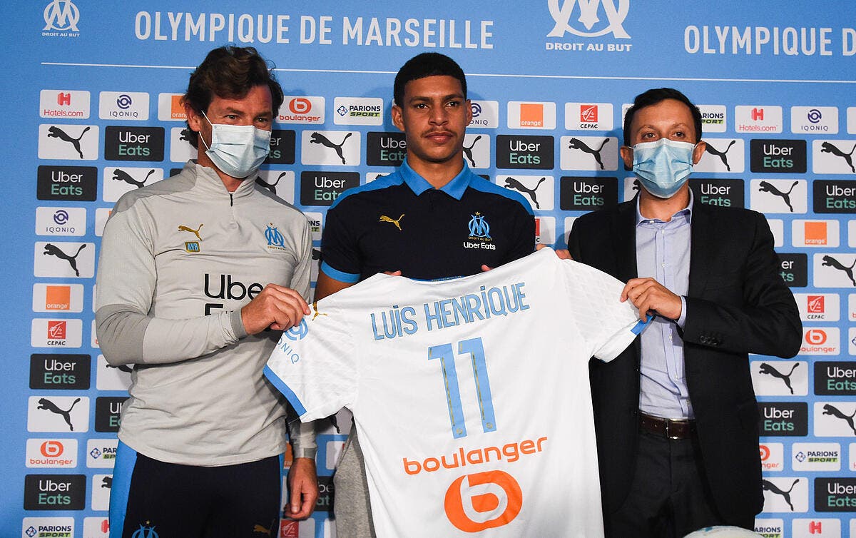 découvrez notre service de transfert om surprise, une expérience unique pour les fans de l'olympique de marseille. profitez d'un trajet confortable et agréable, tout en partageant votre passion pour le foot avec d'autres supporters. réservez dès maintenant et vivez la magie du moment avec nous !