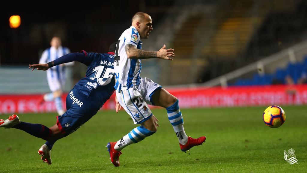 découvrez les dernières nouvelles du mercato de la real sociedad : transferts, rumeurs et analyses des mouvements de joueurs pour la saison à venir.