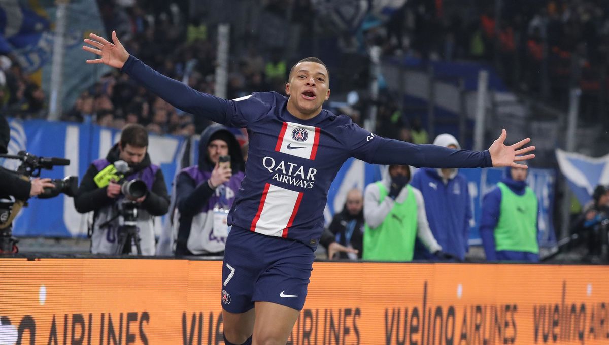 découvrez les détails fascinants du transfert de kylian mbappé pour 100 millions d'euros. analyse des implications pour le club, le joueur et le football moderne.