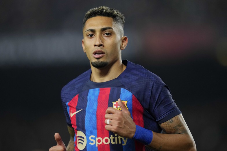 découvrez les derniers développements sur le transfert de raphinha à manchester united. analyse des implications pour l'équipe et les réactions des fans dans ce dossier complet.