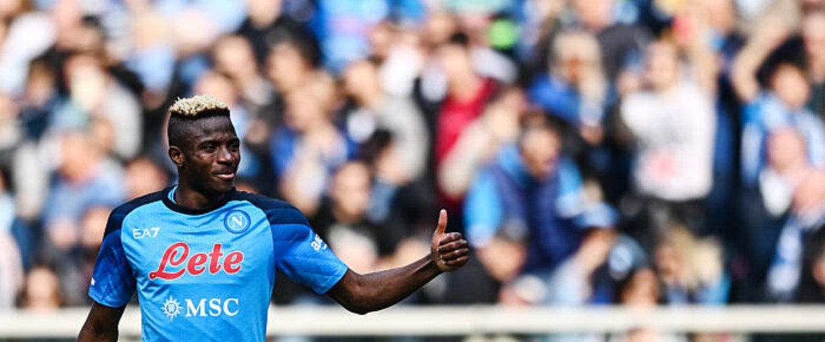 victor osimhen, la star du napoli, est dans le collimateur de manchester united pour renforcer son attaque. découvrez les détails de cette potentielle recrue qui pourrait transformer l'équipe.