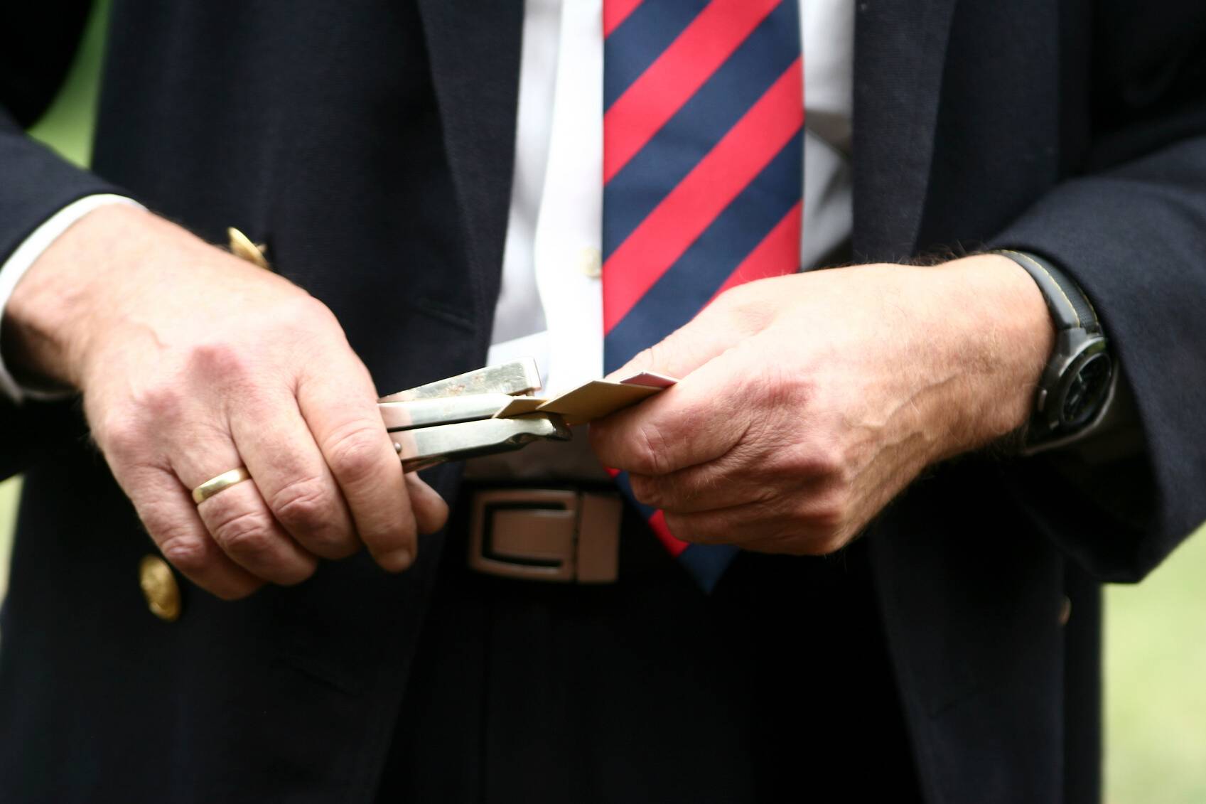 découvrez les implications et enjeux de la fraude dans les transferts de clubs de football. analyse des méthodes utilisées, des impacts financiers et des mesures pour lutter contre cette problématique croissante dans le monde du sport.