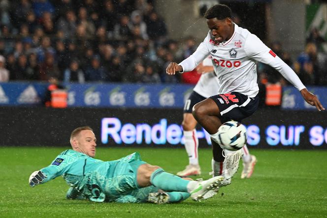 découvrez le transfert spectaculaire de jonathan david, l'attaquant vedette qui fait sensation sur le marché du football. plongée dans son parcours et les enjeux de ce transfert marquant dans sa carrière.
