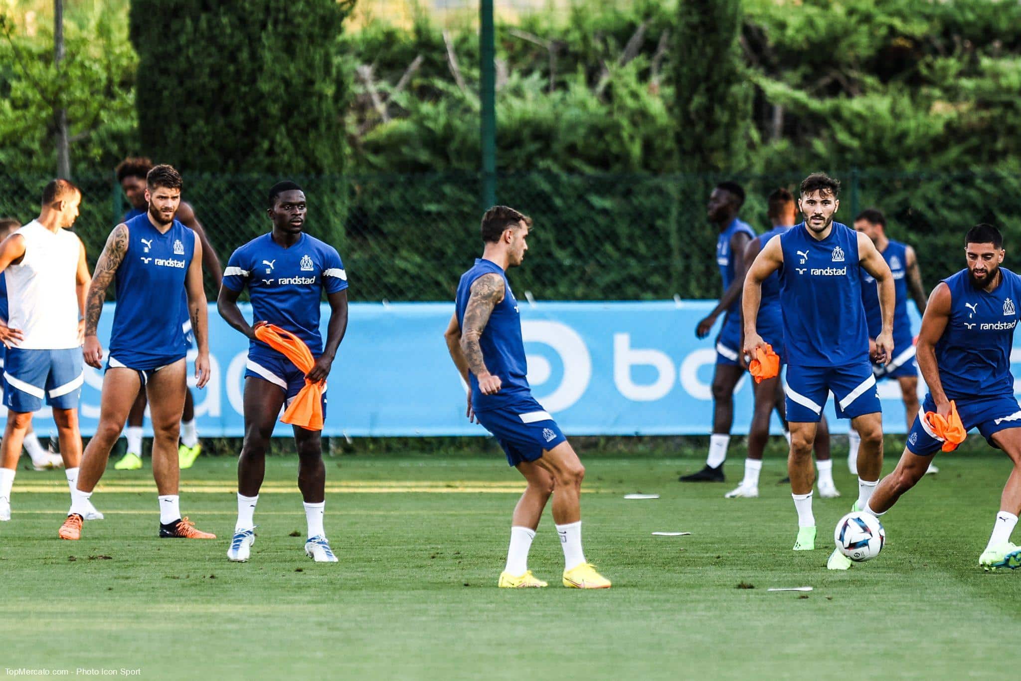 découvrez le transfert surprise de l'om, une annonce qui capte l'attention des fans de football ! suivez les dernières nouvelles et analyses sur ce transfert inattendu qui pourrait bouleverser la saison de l'équipe marseillaise.