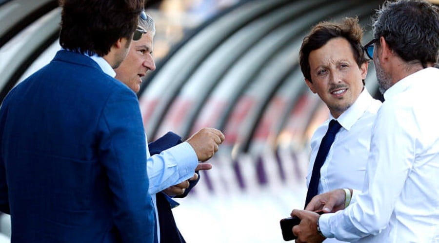 découvrez toutes les informations sur le transfert de l'olympique de marseille (om) : les dernières actualités, les joueurs ciblés, les rumeurs de mercato et les analyses des mouvements de l'équipe. restez à l'affût des évolutions clés au sein du club phocéen.