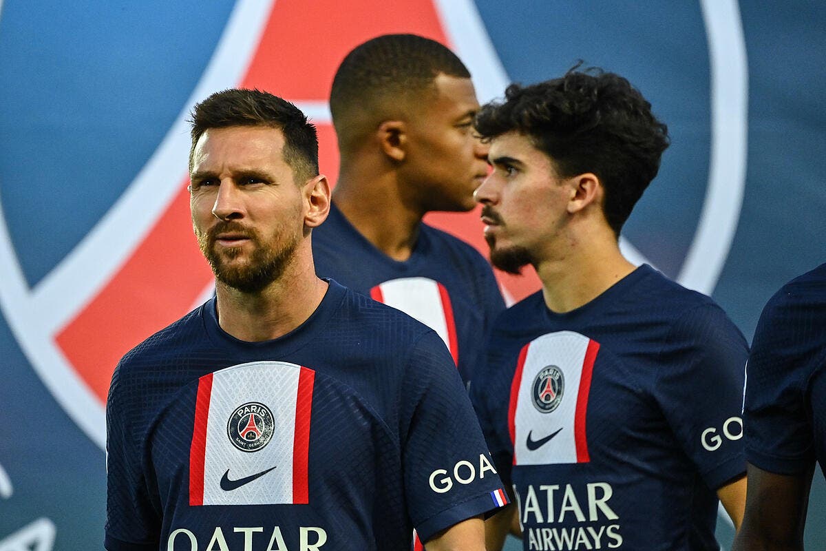 découvrez tout sur le transfert de lionel messi, l'un des joueurs de football les plus emblématiques au monde. analyse des conséquences sportives, réactions des fans et les détails du contrat qui a secoué le monde du football.