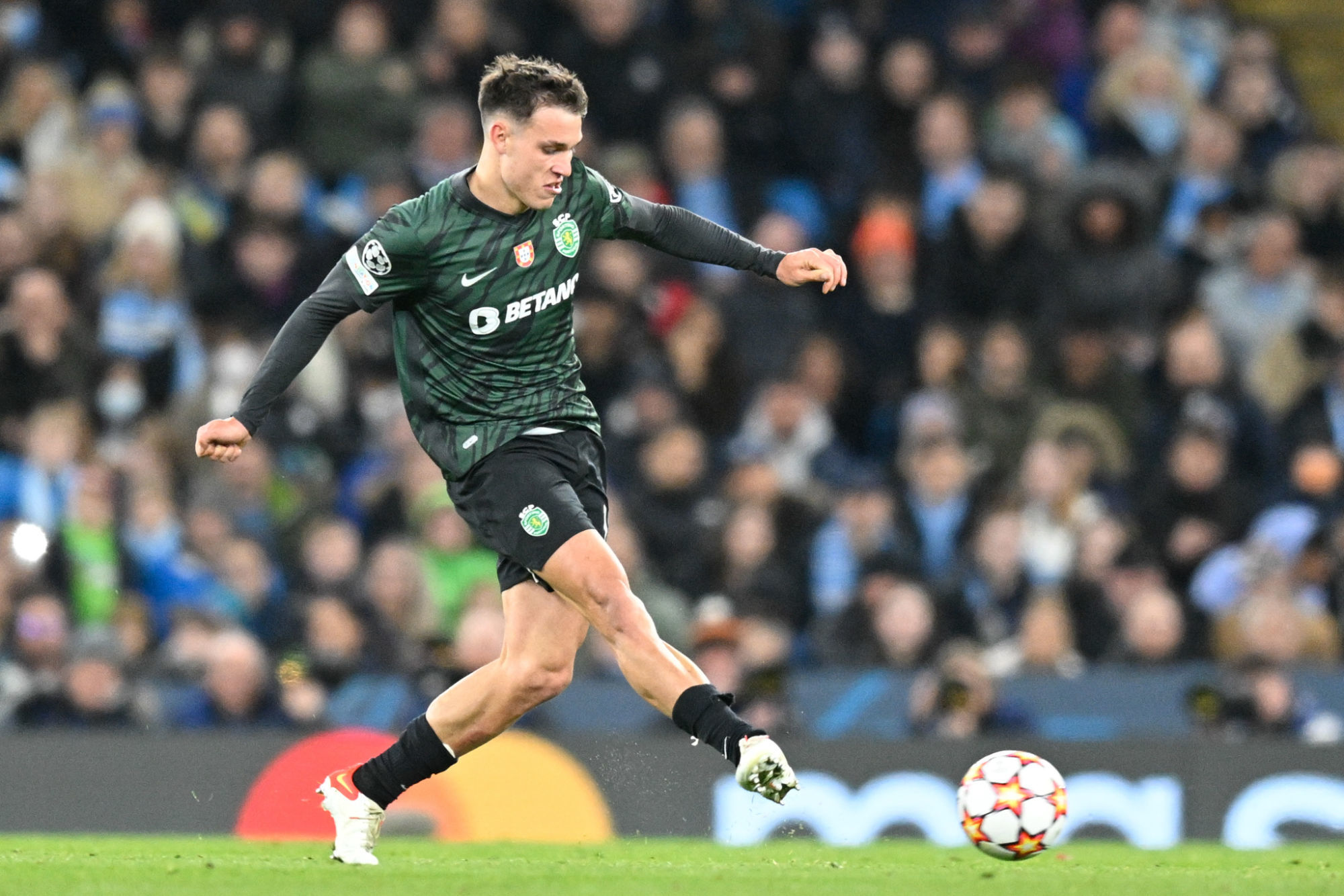 découvrez mora, la pépite portugaise au talent exceptionnel, récemment convoitée par le psg. plongez dans son parcours prometteur et son impact sur le terrain, alors que les grands clubs européens s'intéressent à cette étoile montante du football.