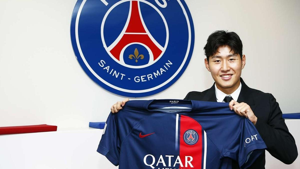 découvrez le nouvel ajout sensationnel du paris saint-germain, un joueur qui promet d'élever le niveau de jeu de l'équipe. plongez dans l'actualité sportive et ne manquez pas les détails captivants de ce transfert qui fait déjà parler de lui !