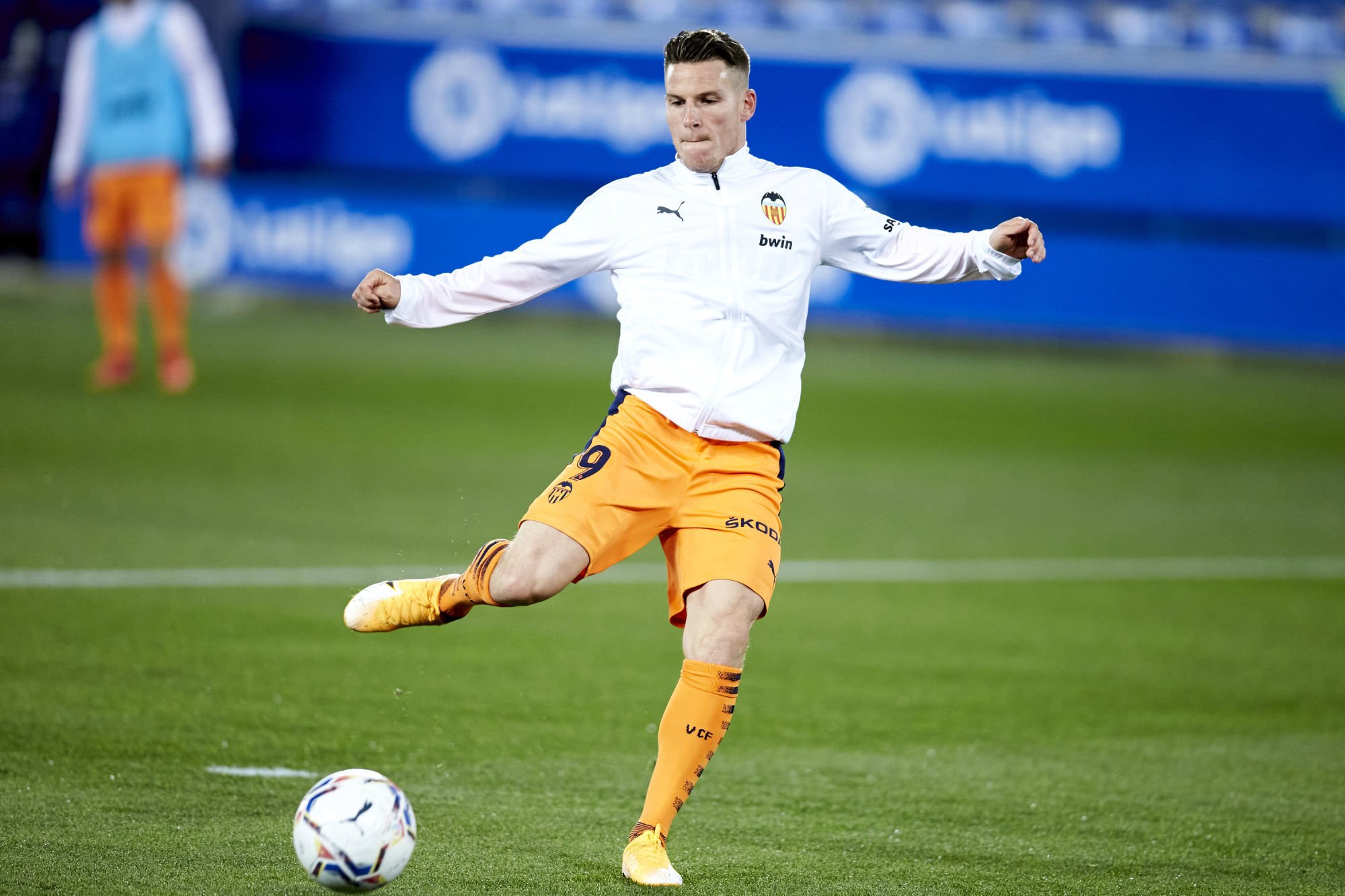 découvrez le nouvel attaquant de l'olympique de marseille, un joueur prometteur qui vient renforcer l'effectif et faire rêver les supporters. suivez son parcours et ses performances lors de cette saison palpitante!