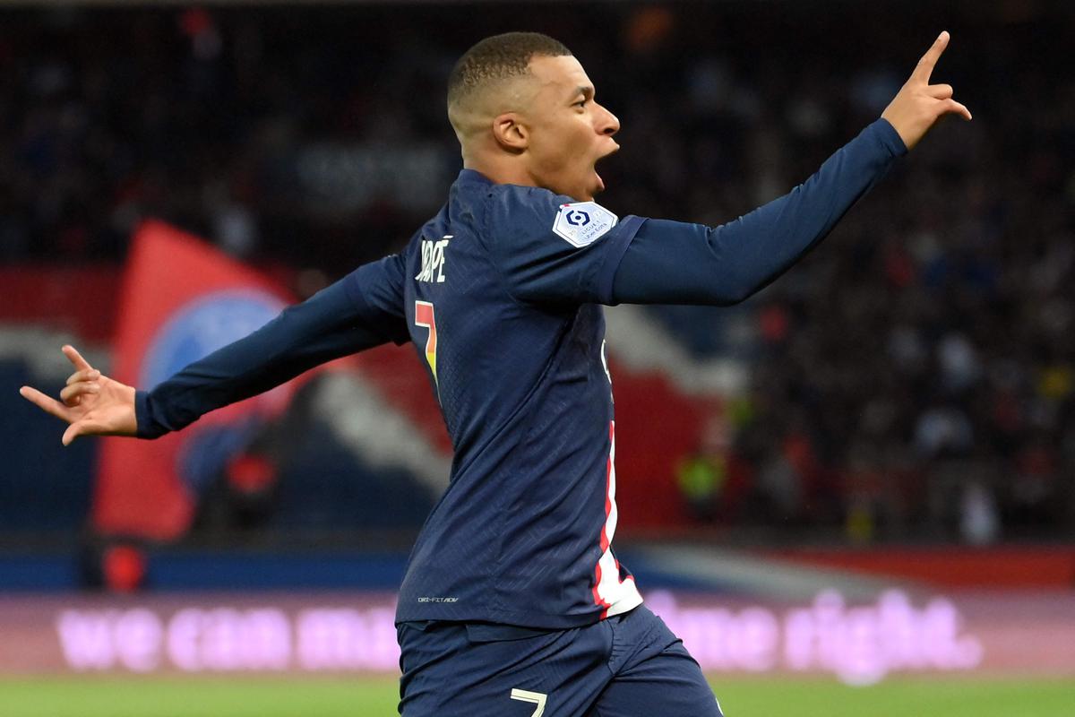découvrez kylian mbappé, la pépite du football mondial. talent brut, vitesse fulgurante et performances époustouflantes, il redéfinit les standards du sport et captive les foules. plongez dans l'univers de ce prodige.
