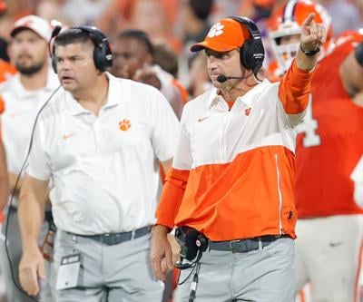 découvrez la méthode dabo swinney, l'entraîneur emblématique de clemson, qui a transformé l'équipe en championne. explorez également notre portail de transferts pour suivre les dernières actualités et mouvements des joueurs à clemson.