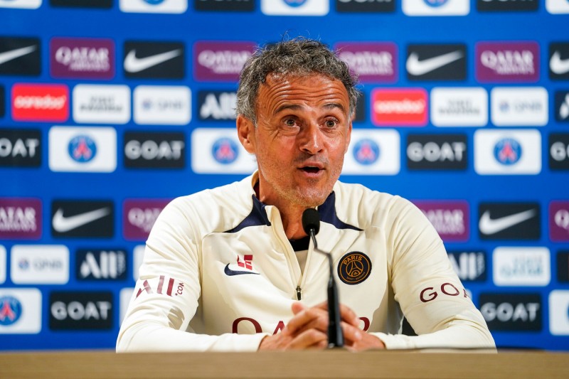 découvrez l'impact de luis enrique sur l'environnement du paris saint-germain, sa vision stratégique et les changements qu'il apporte au sein de l'équipe. plongée au cœur d'une nouvelle ère pour le club français, entre performances sportives et gestion des talents.