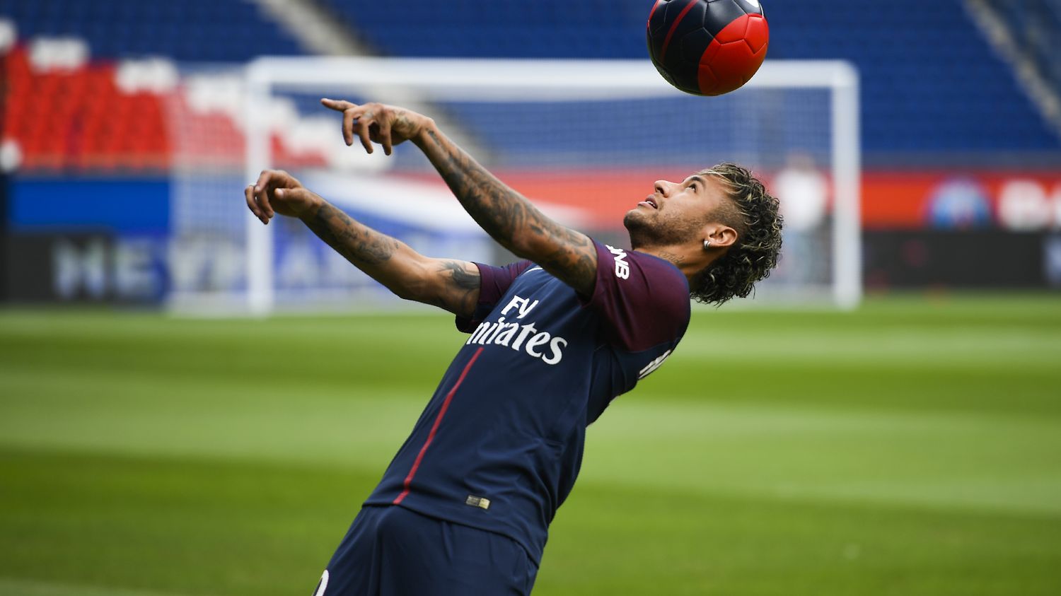 découvrez les détails du transfert surprise de neymar vers le psg. quelles sont les implications pour l'équipe et la ligue 1 ? ne manquez pas cette analyse exclusive des enjeux et des réactions autour de cette annonce inattendue.
