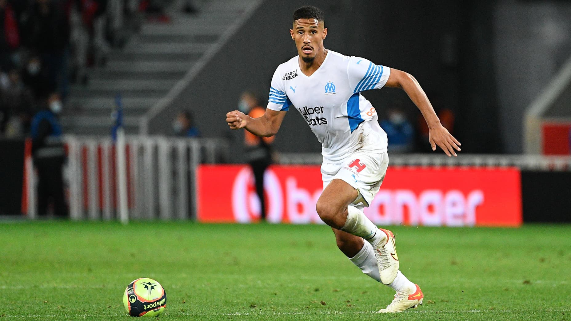 découvrez l'impact d'william saliba au sein du real madrid. analyse des performances, statistiques et avenir de ce défenseur talentueux qui a su s'imposer sur la scène européenne.