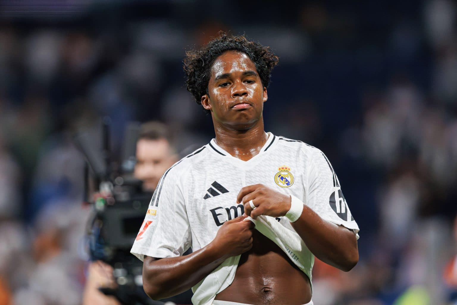 découvrez le transfert record du real madrid qui bouleverse le monde du football. analysez les enjeux financiers, les implications sportives et l'impact sur l'équipe. ne manquez pas les détails exclusifs de cette opération historique !