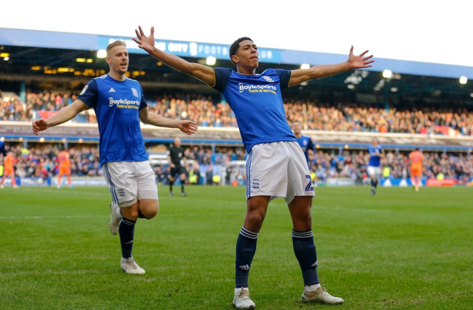 découvrez le transfert de jude bellingham vers manchester united, une étape marquante dans sa carrière. analyse des implications sportives et des attentes autour de ce jeune prodige anglais.