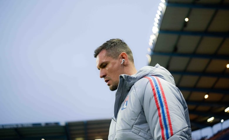 découvrez les détails du transfert de 25 millions d'euros par l'olympique lyonnais. analyse des enjeux sportifs et des impacts financiers de cette opération sur l'équipe et le championnat.