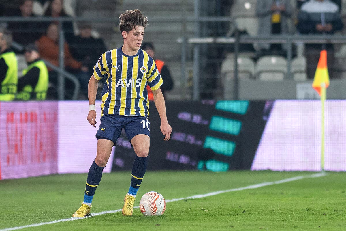 découvrez le talent exceptionnel du jeune prodige du psg, une étoile montante qui fascine par son jeu impressionnant et ses performances remarquables sur le terrain. plongez dans l'univers de cette jeune pépite qui promet de redéfinir l'avenir du football.