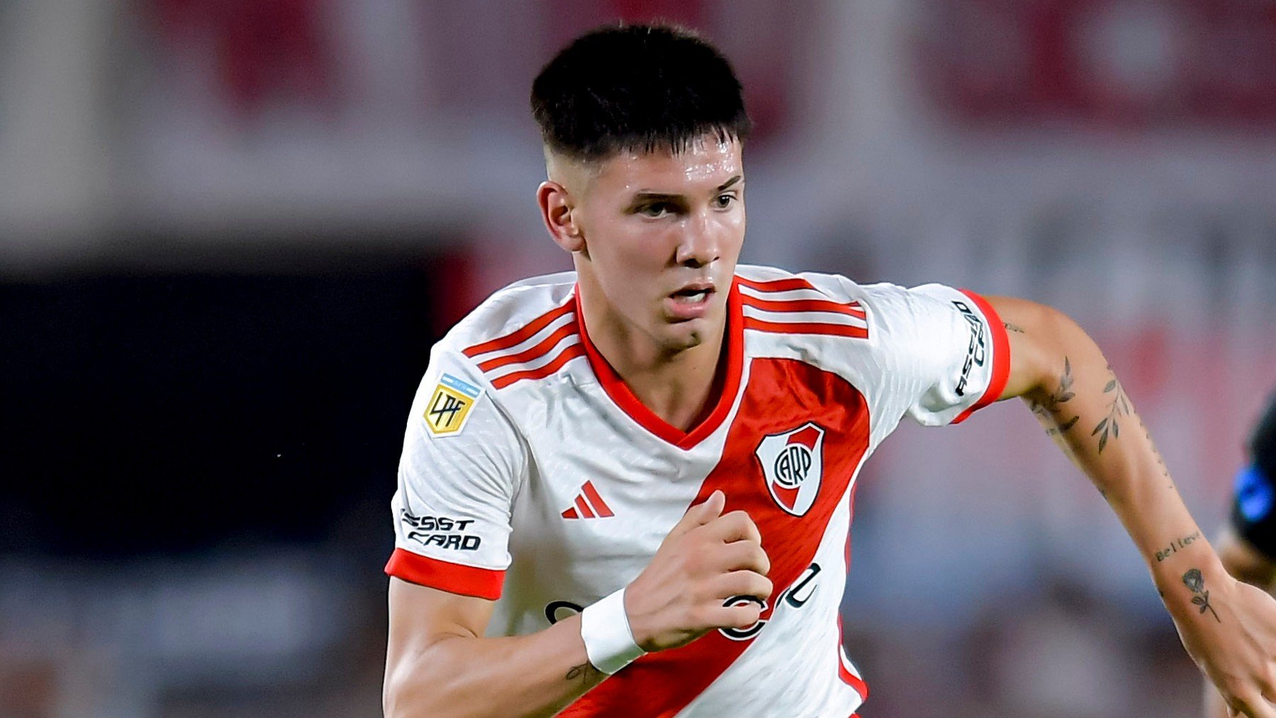découvrez l'univers du real madrid à travers le prisme de mastantuono. plongez dans l'analyse des performances, des joueurs emblématiques et des moments clés qui font la légende de ce club exceptionnel.