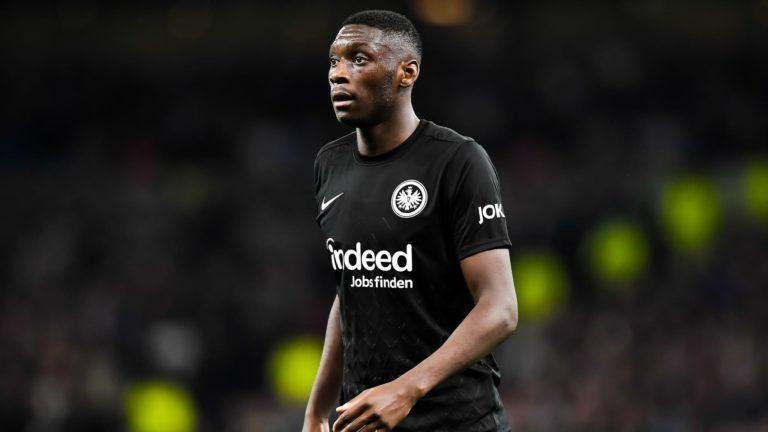 découvrez les enjeux et les complications entourant le transfert de kolo muani, un jeune talent en pleine ascension. analysez les divers obstacles rencontrés et les impacts sur sa carrière dans le monde du football.