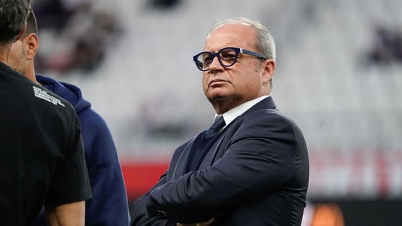 découvrez les tensions et déchirements autour des transferts au psg, entre ambitions sportives et désaccords internes. plongez dans les coulisses des négociations et les impacts sur l'équipe.